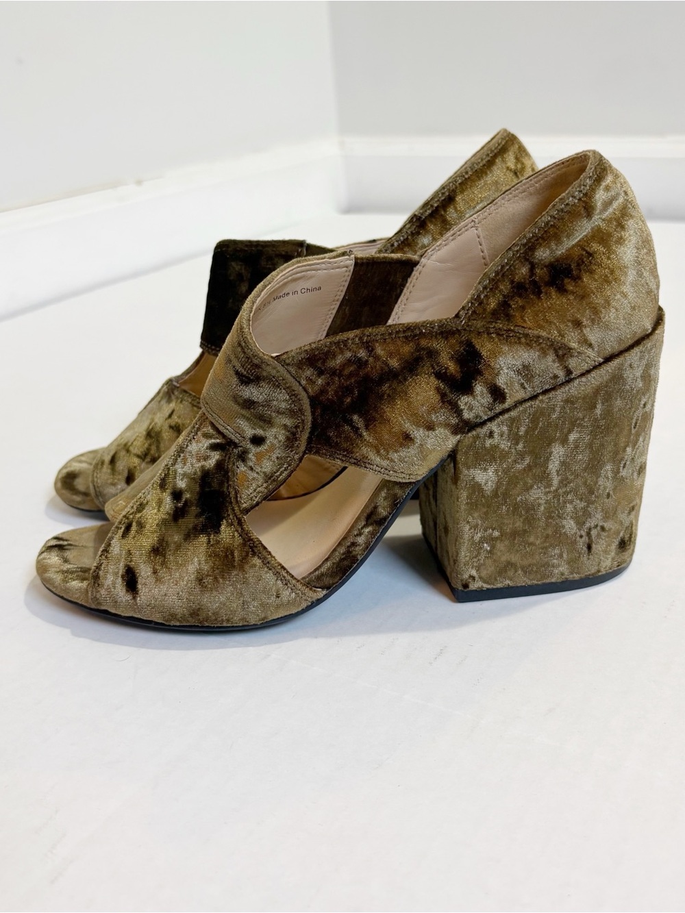 CAbi Crushed Velvet Interlock Block Heel Sandals Size 7 Moss Green Olive Holiday